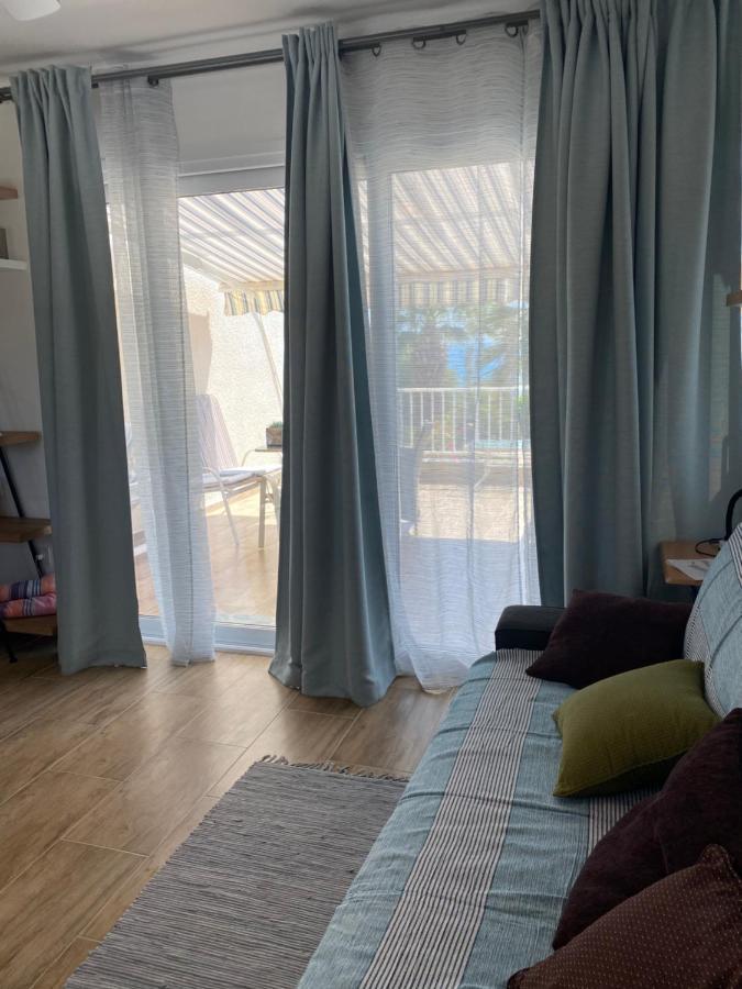 Coral Bay Modern Renovated Apartment By The Sea 파포스 외부 사진
