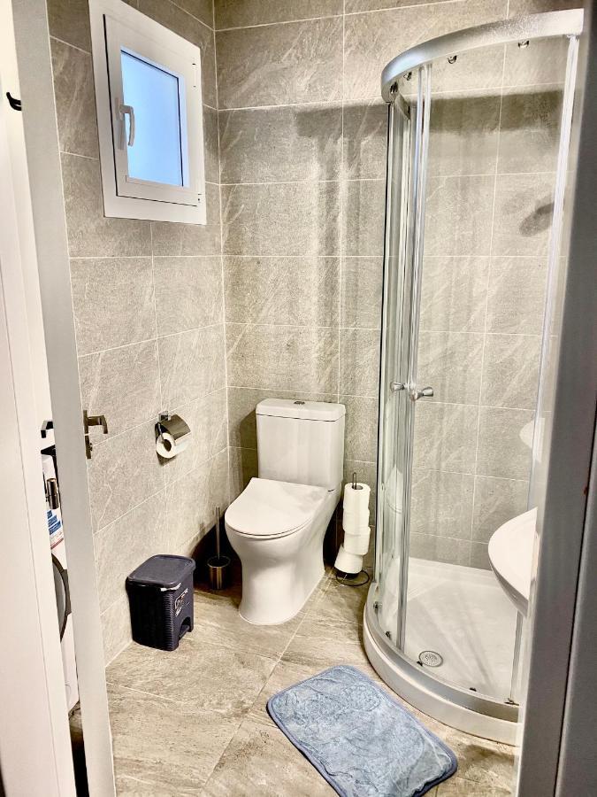 Coral Bay Modern Renovated Apartment By The Sea 파포스 외부 사진
