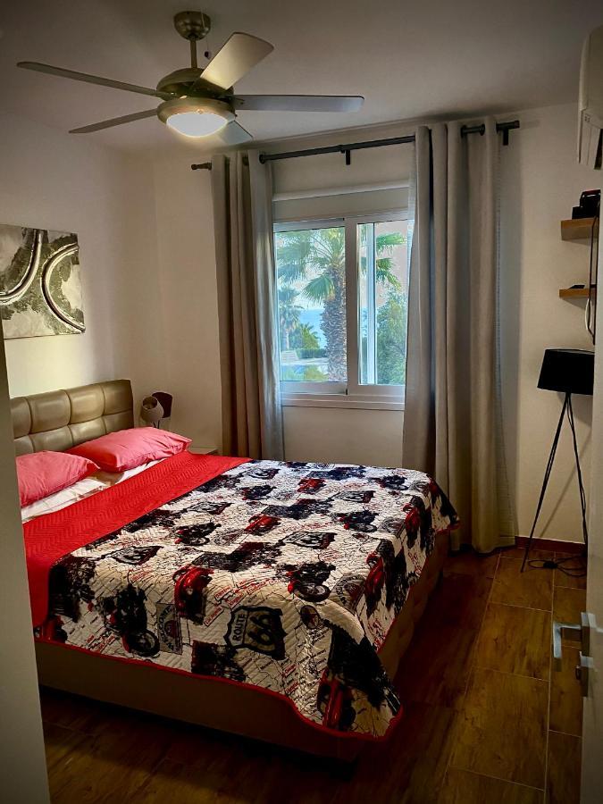 Coral Bay Modern Renovated Apartment By The Sea 파포스 외부 사진