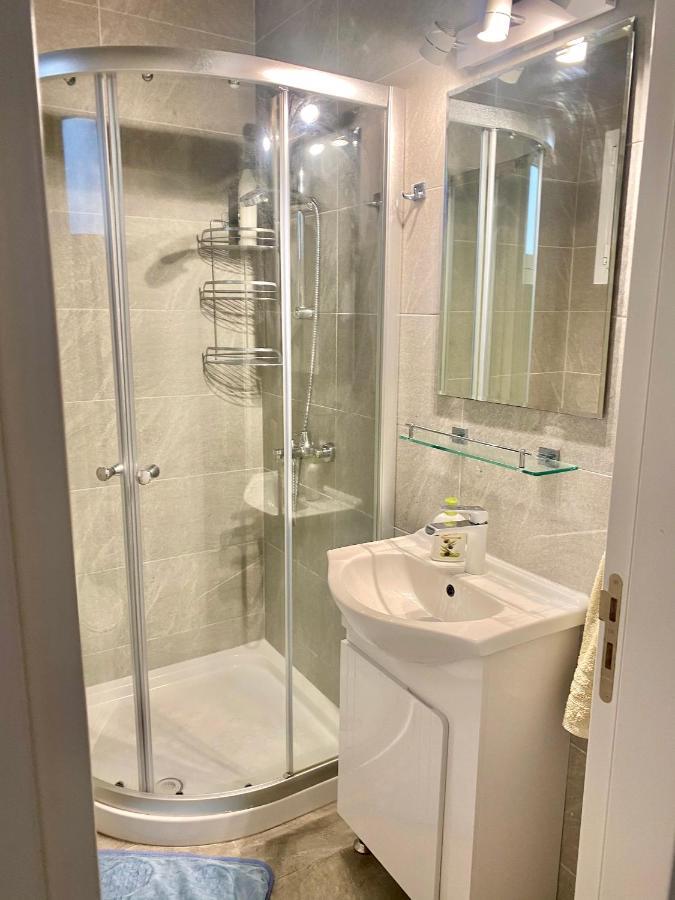 Coral Bay Modern Renovated Apartment By The Sea 파포스 외부 사진