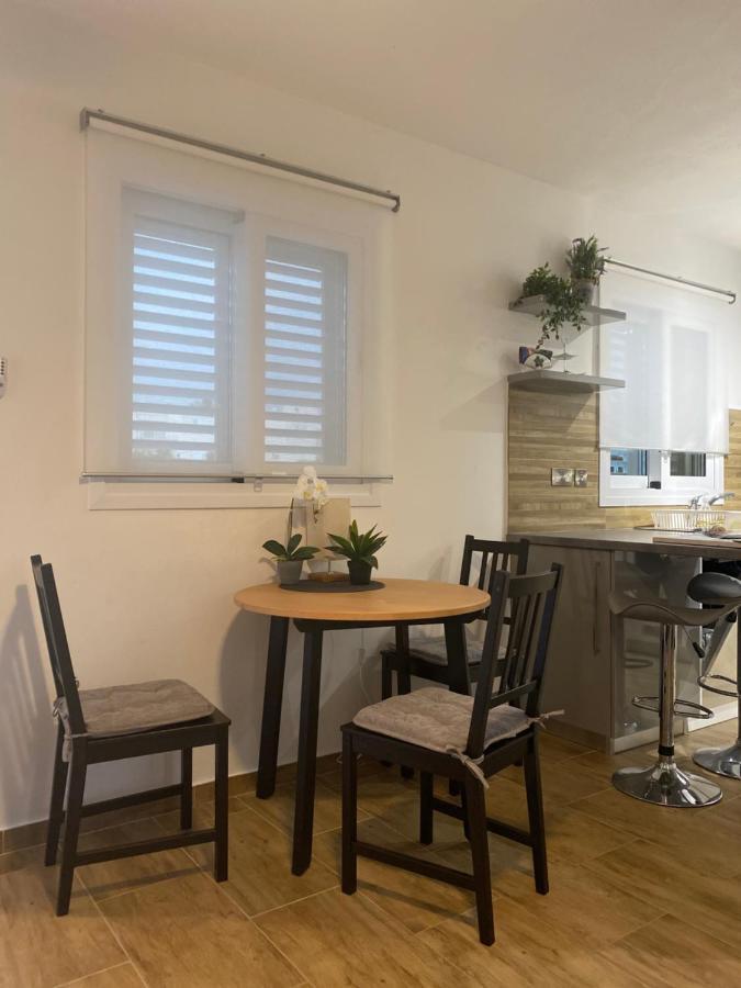 Coral Bay Modern Renovated Apartment By The Sea 파포스 외부 사진