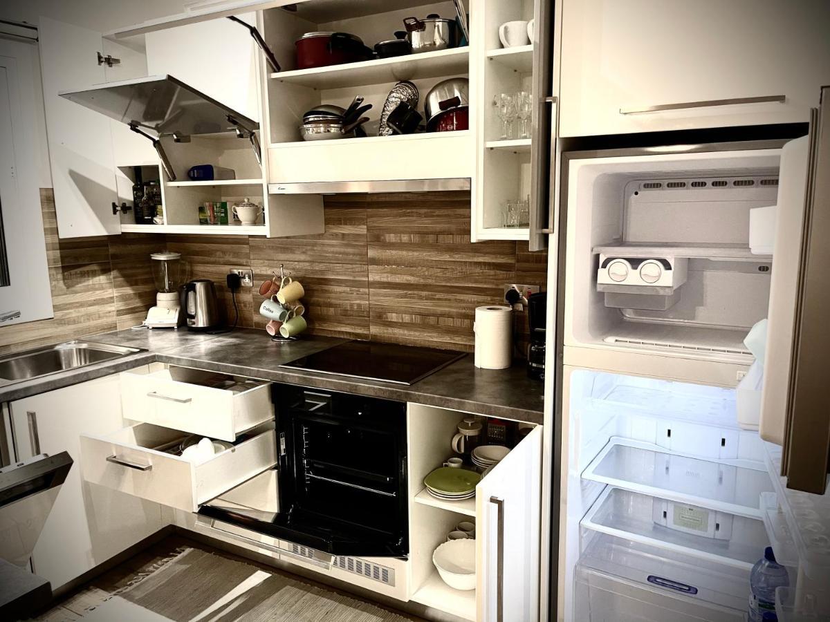 Coral Bay Modern Renovated Apartment By The Sea 파포스 외부 사진