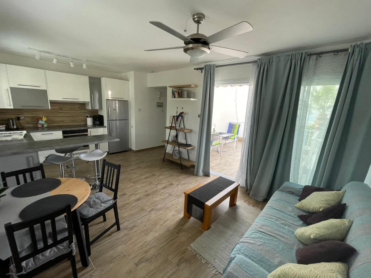 Coral Bay Modern Renovated Apartment By The Sea 파포스 외부 사진